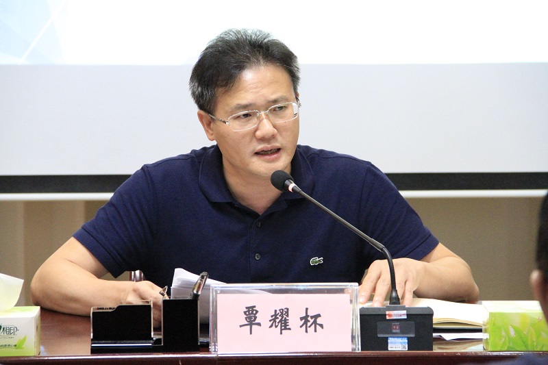 2.覃耀杯總經(jīng)理傳達全市及全市商務系統(tǒng)創(chuàng)建文明城市整改提升工作再動員大會精神并作動員講話.JPG